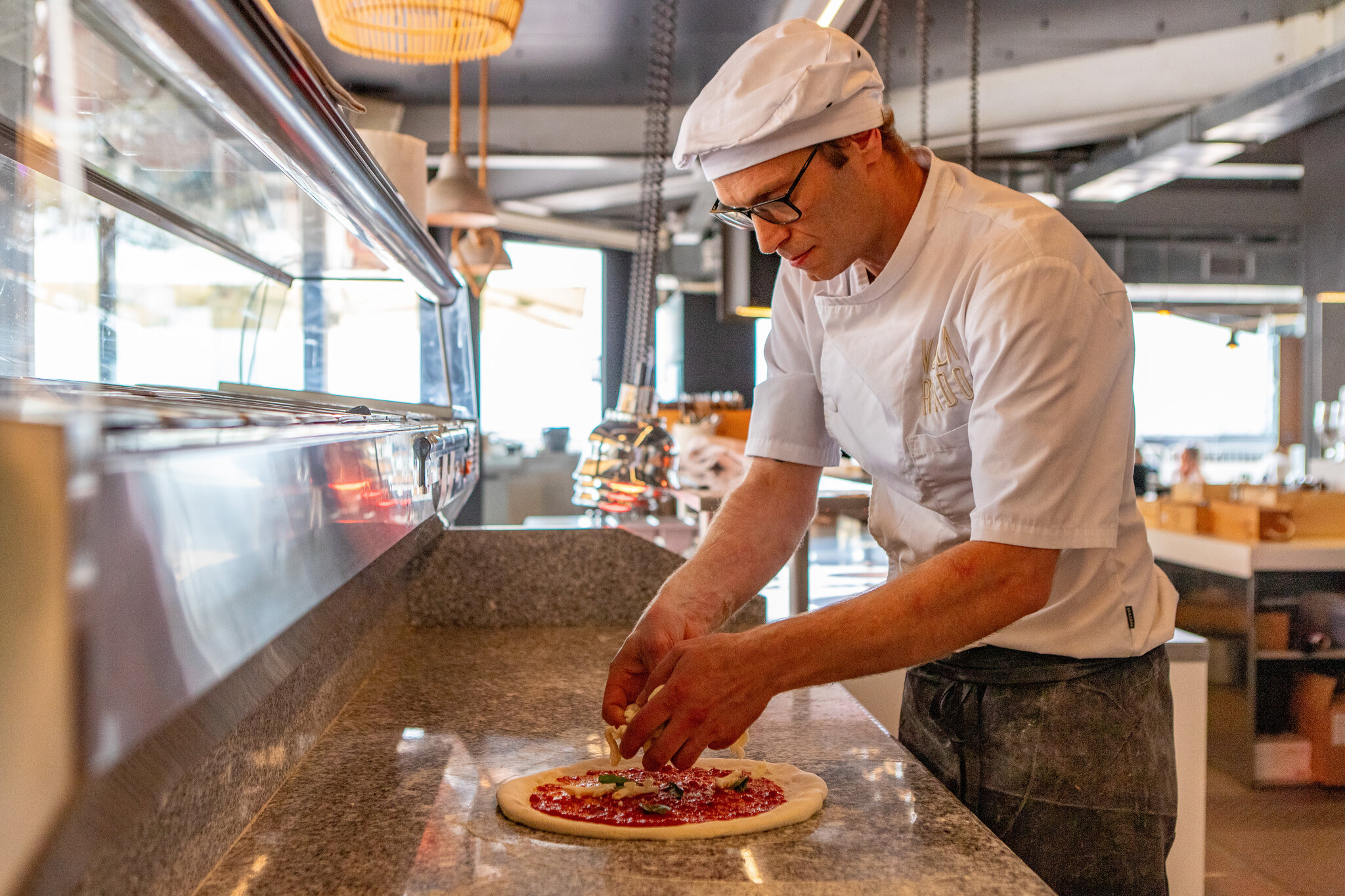 Pizzailo réalisant une pizza